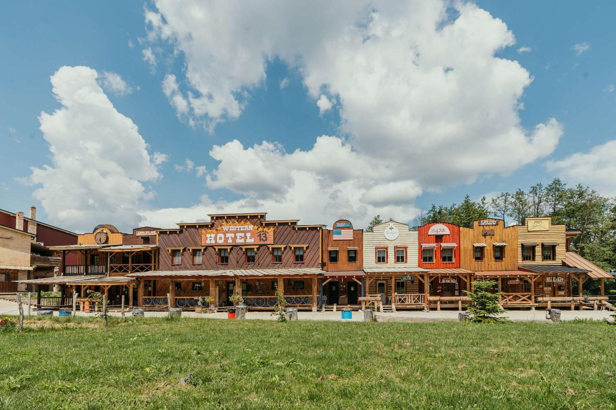 Ranch 13 - Western A Kone Nemsova Екстер'єр фото