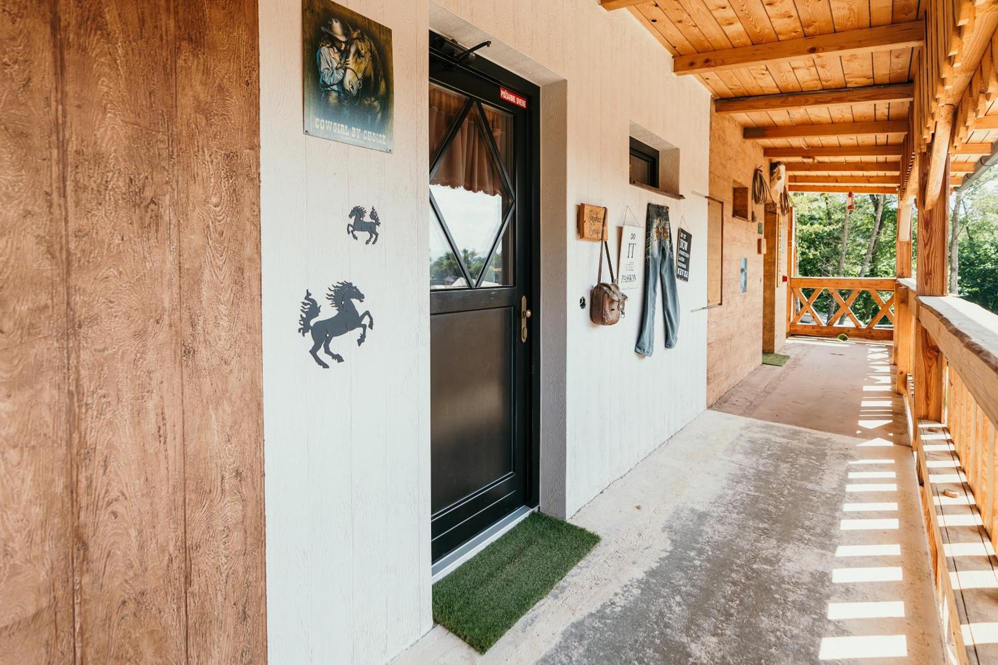 Ranch 13 - Western A Kone Nemsova Номер фото